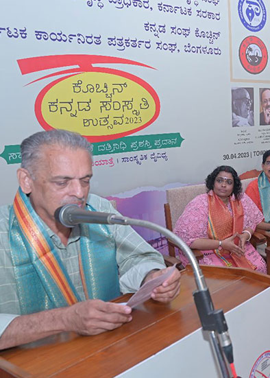 Presenting Konkani Poem at the Multi-lingual Poets’ Meet at Ernakulam